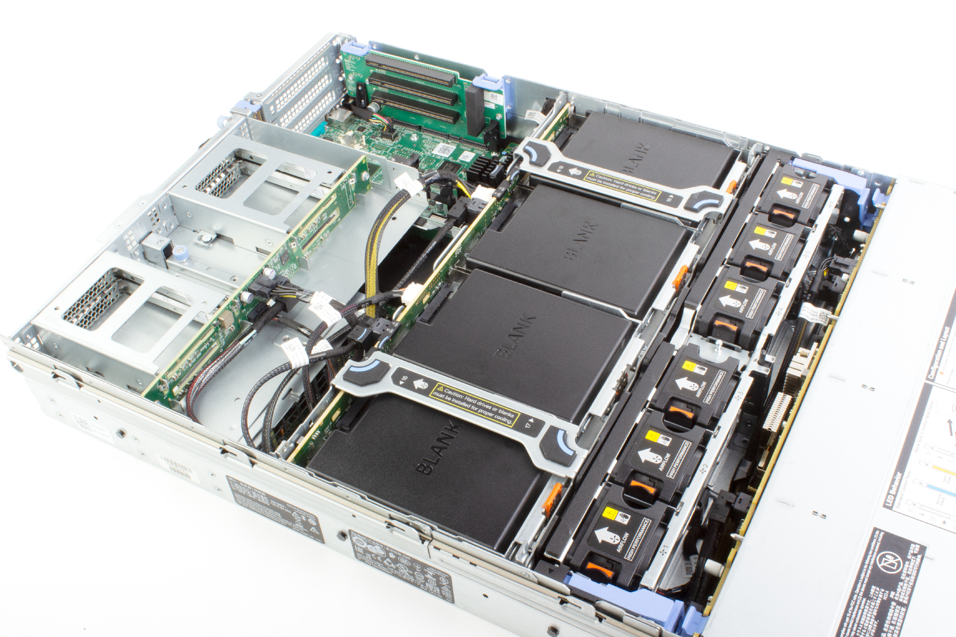 Pohled na vnitřní čtyři vnitřní 3,5” pozice a čtyři zadní 2,5” pozice
