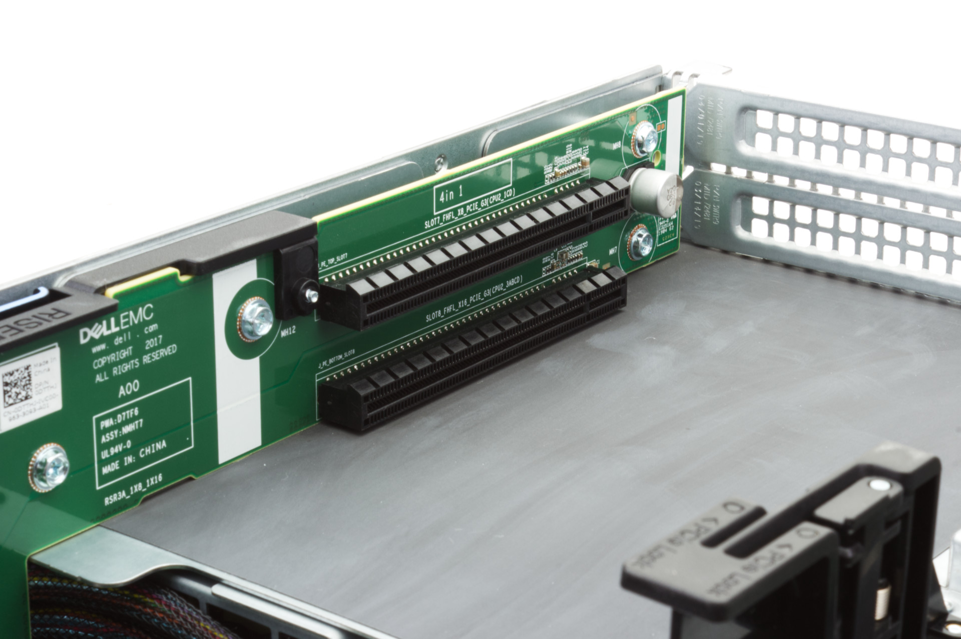 Riser 3 nutný pro zapojení třetí rozšiřující NVMe karty pro podporu až 12 NVMe disků
