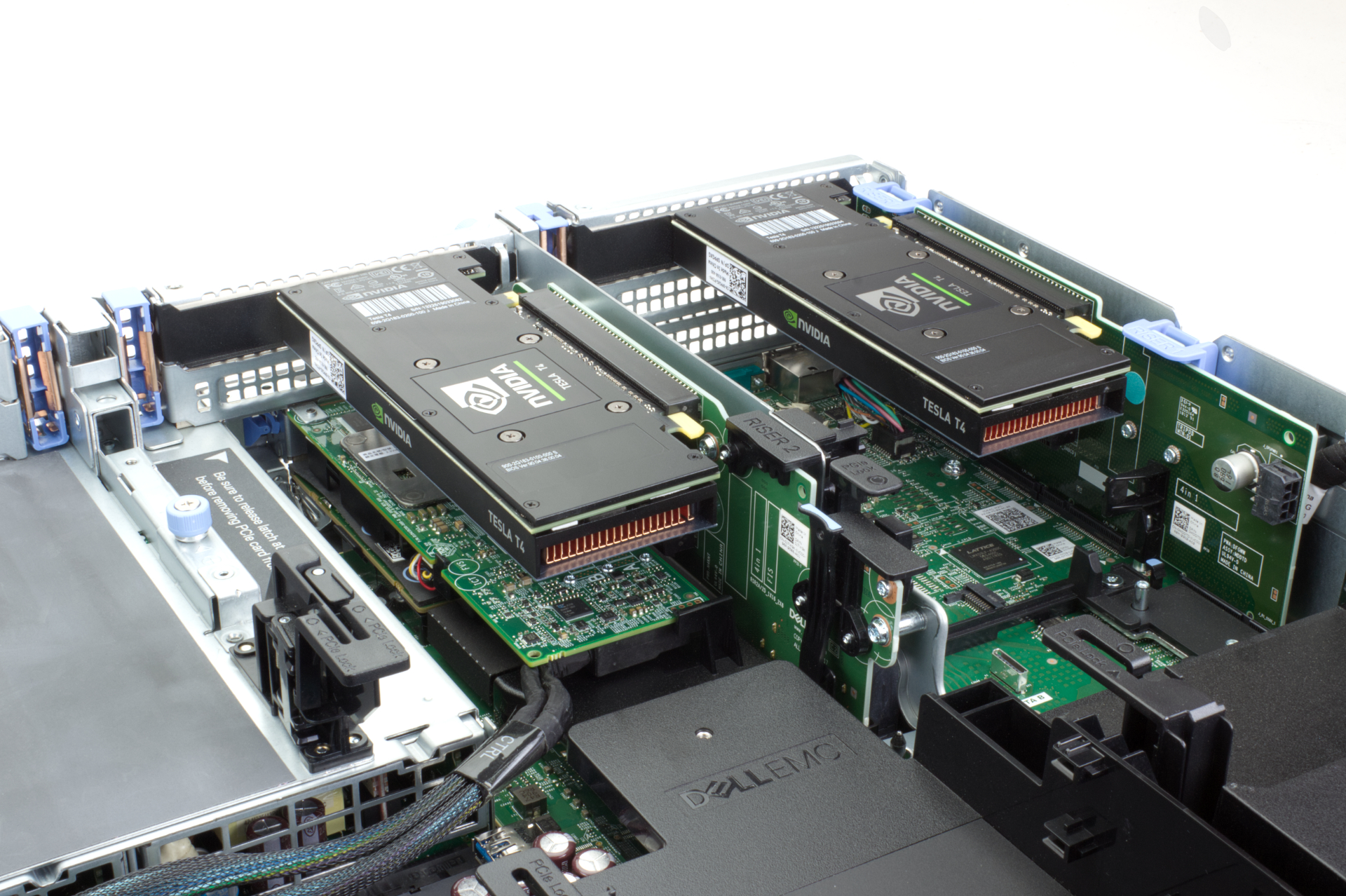 Zapojené grafické karty NVIDIA TESLA T4, na fotce pouze 2, které máme v době psaní článku skladem
